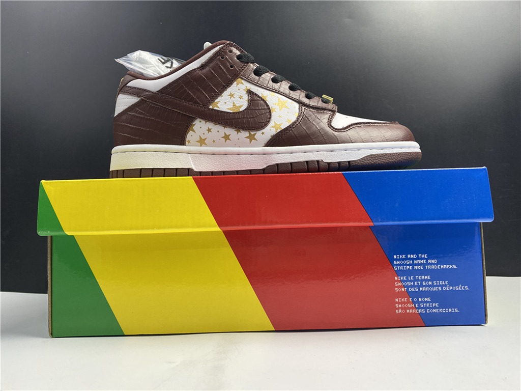 Svp*me x Nike SB Dunk Low DH3228-103